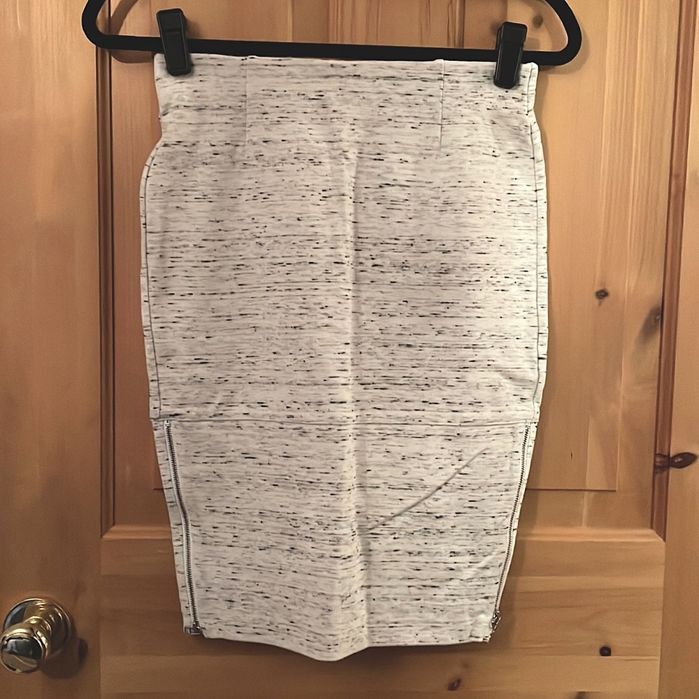 Aritzia Wilfred White Grey Heather Stretch Pencil Skirt with Zippers, size 6